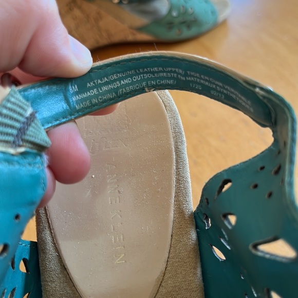 🦚Anne Klein Floral Cut Out Wedges - Picture 7 of 7